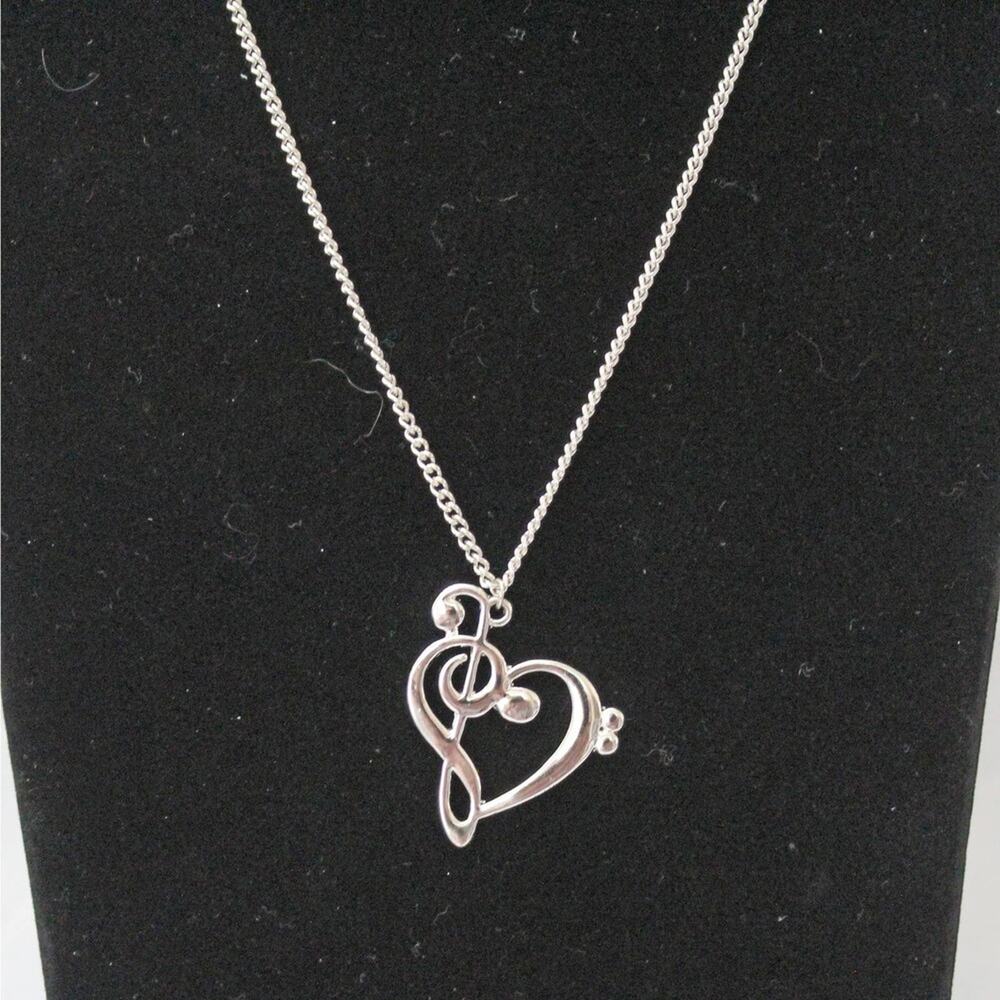 Pre-Owned Silver Toned Necklace with Fancy Heart Shaped Pendant N57
